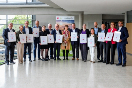 Die Beteiligten freuen sich über die Zertifizierung der Urlaubsregion Teutoburger Wald/OWL als "Nachhaltiges Reiseziel"